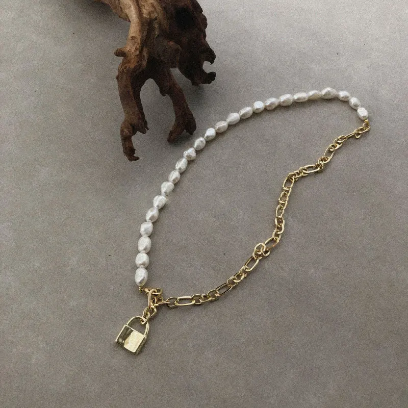 FMILY Personality 925 Silver Elegant Temperament Pearl Stitching Necklace Retro Lock Asymmetrical Jewelry for Girlfriend Gift
FMILY Personality 925 Silver Elegant Temperament Pearl Stitching Necklace Retro Lock Asymmetrical Jewelry for Girlfriend Gift