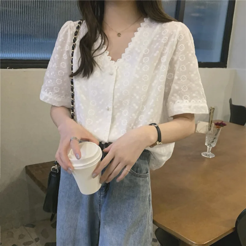2021 summer casual fashion retro slimming V-neck embroidery lace shirt design short-sleeved loose top women 
2021 summer casual fashion retro slimming V-neck embroidery lace shirt design short-sleeved loose top women