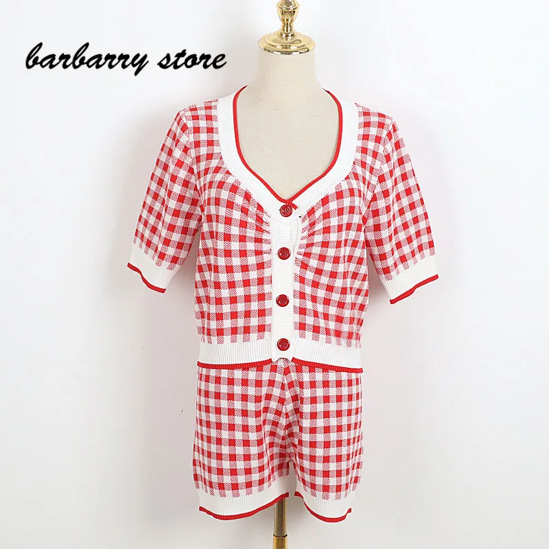 2021 high end Brand spring summer Plaid short sleeve top high waist slim cardigan short knitted suit Red black blue Short Sets
2021 high end Brand spring summer Plaid short sleeve top high waist slim cardigan short knitted suit Red black blue Short Sets