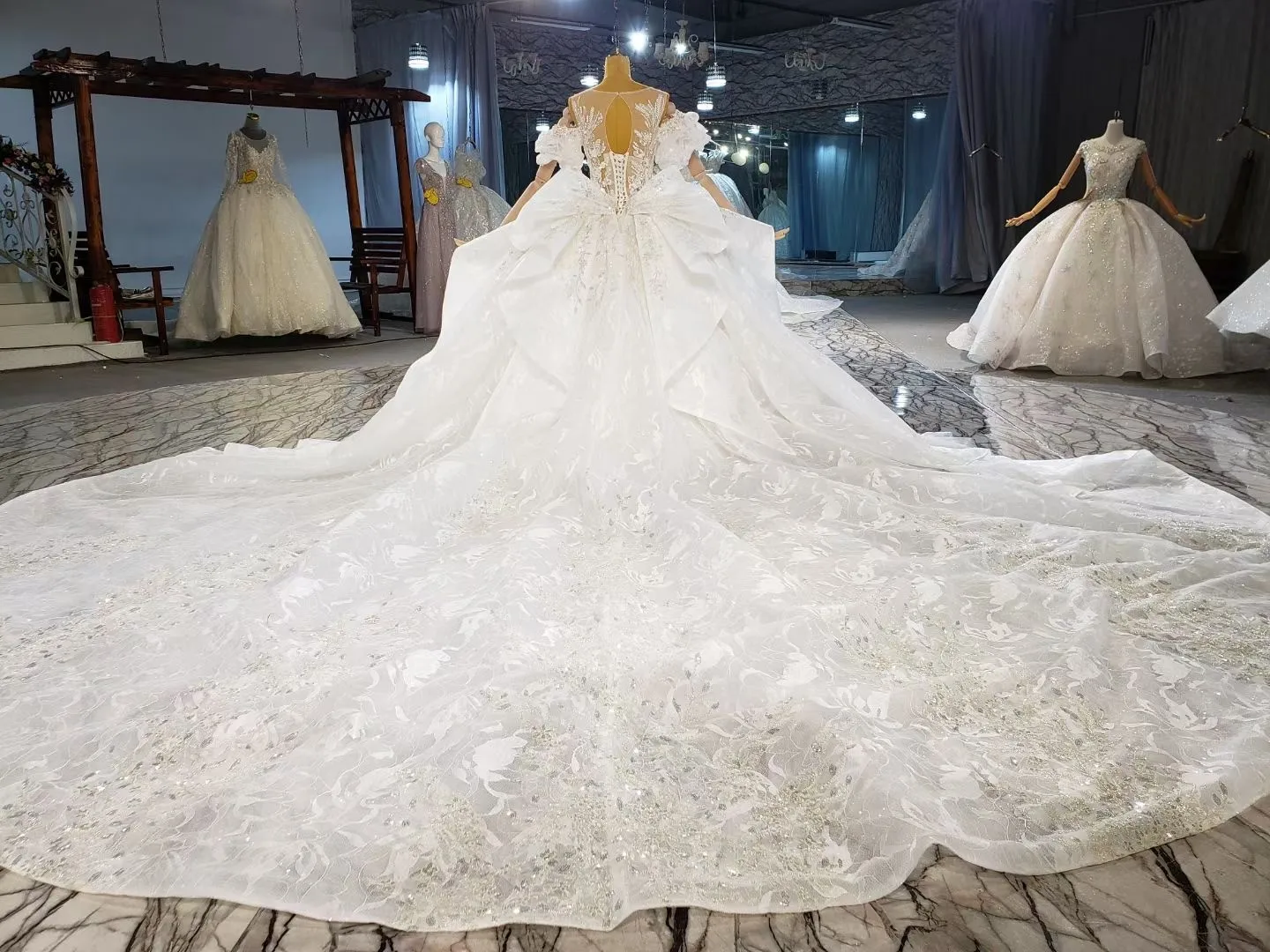 Luxurious Lace Ball Gown Wedding Dress 2021 Appliques Beaded Off Shoulder Lace Up Back Wedding Gowns Plus Size Vestido De Noiva
Luxurious Lace Ball Gown Wedding Dress 2021 Appliques Beaded Off Shoulder Lace Up Back Wedding Gowns Plus Size Vestido De Noiva