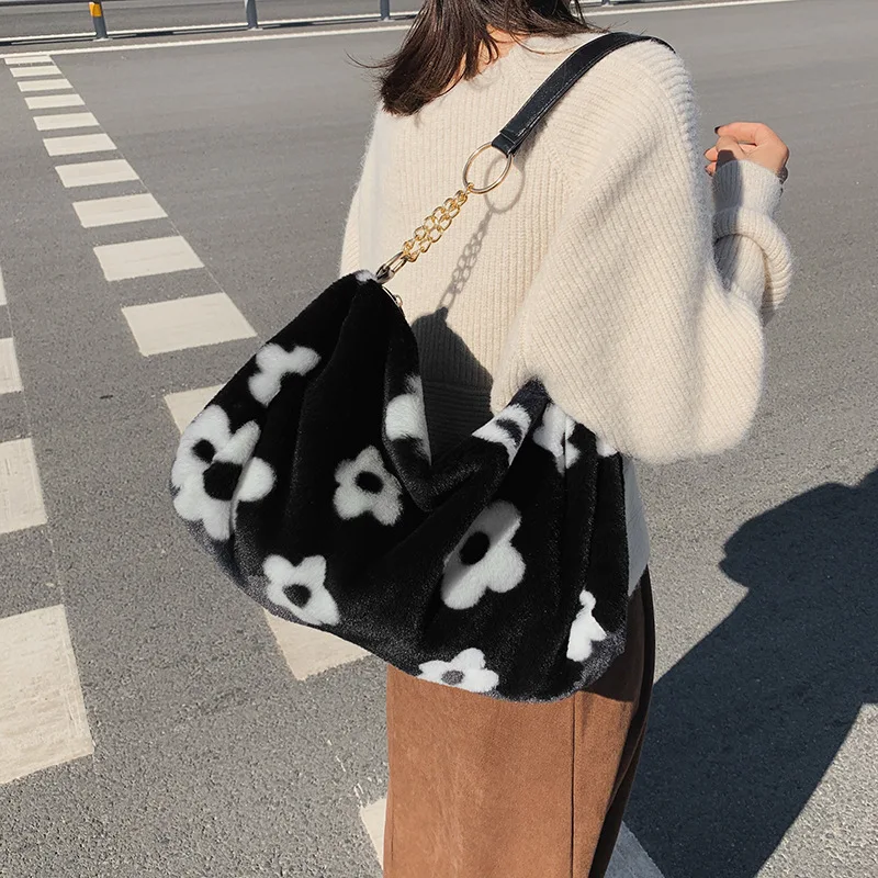 Soft Faux Fur Crossbody Brand Bag for Women 2021 Winter Hit big Plush Shoulder Bags Female Handbags and Purses Luxury Designer
Soft Faux Fur Crossbody Brand Bag for Women 2021 Winter Hit big Plush Shoulder Bags Female Handbags and Purses Luxury Designer