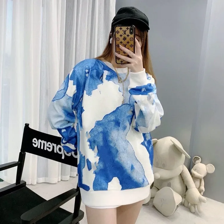 Осень-зима 2021, новая Корейская версия акварельного синего полноразмерного свободного свитера с круглым вырезом и принтом для женщин и мужч...
Осень-зима 2021, новая Корейская версия акварельного синего полноразмерного свободного свитера с круглым вырезом и принтом для женщин и мужч...