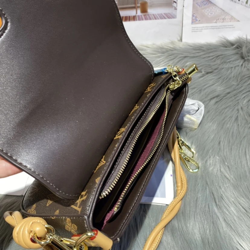 2021 Fashion Casual Wide Strap Shoulder Messenger Bags High Quality Women Purse and Handbags Genuine Leather Small Square Bags 
2021 Fashion Casual Wide Strap Shoulder Messenger Bags High Quality Women Purse and Handbags Genuine Leather Small Square Bags