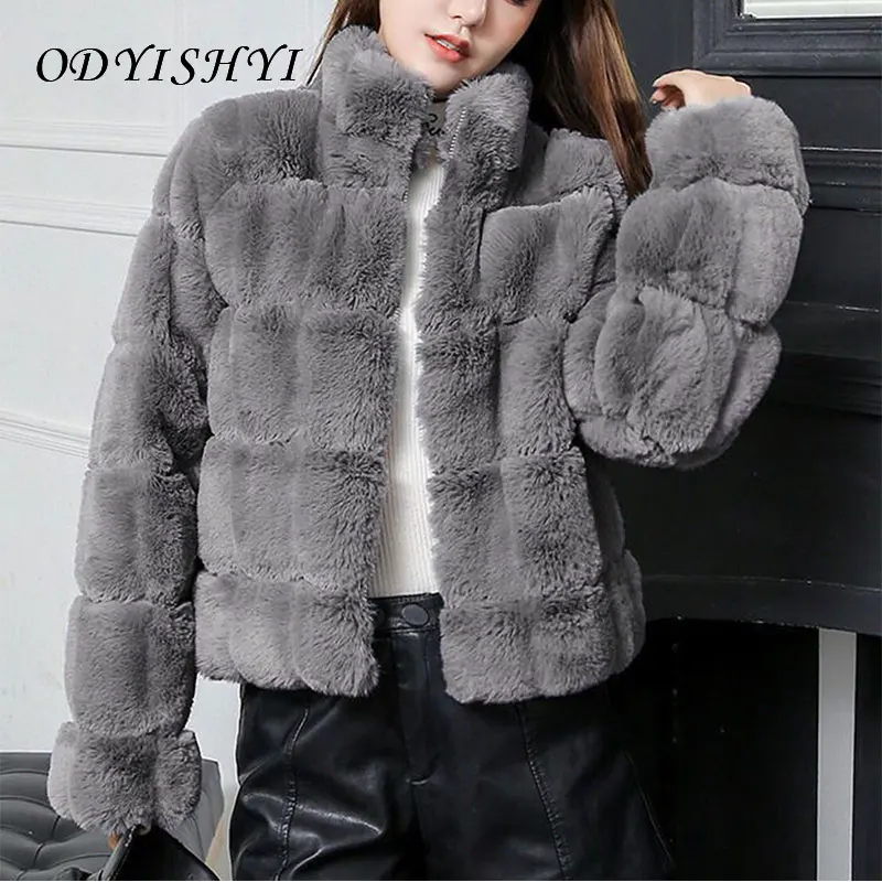 2020 Winter Faux Rex Rabbit Fur Coat Loose Furry Faux Fur Jacket Lady Fashion Stand Collar Short Casual Warm Outwear Women Parka
2020 Winter Faux Rex Rabbit Fur Coat Loose Furry Faux Fur Jacket Lady Fashion Stand Collar Short Casual Warm Outwear Women Parka