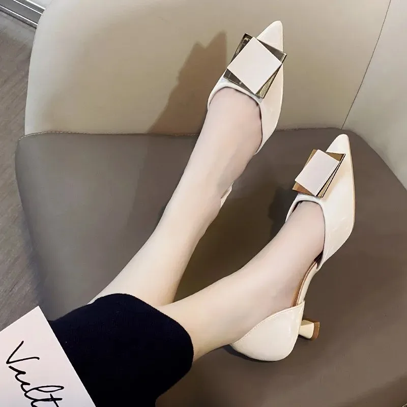 Туфли женские с острым носком, элегантные Нескользящие удобные офисные туфли на низком каблуке, без застежки, с вырезами, бежевые
Туфли женские с острым носком, элегантные Нескользящие удобные офисные туфли на низком каблуке, без застежки, с вырезами, бежевые