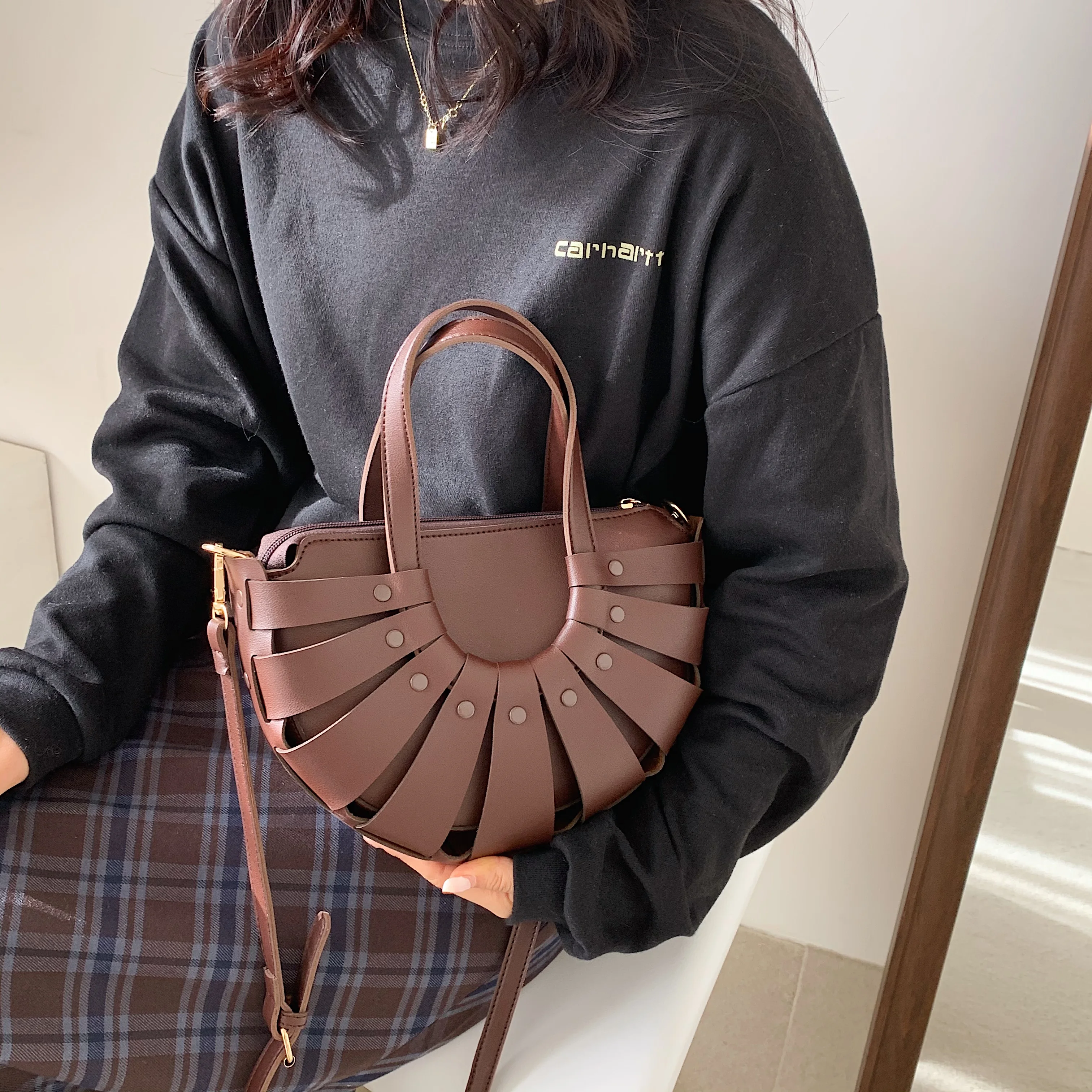 Fashion Hollow Out Semicircle Saddle Bag For women 2021 Fashion Woven Crossbody bag Soft PU Leather Shoulder Messenger Bag
Fashion Hollow Out Semicircle Saddle Bag For women 2021 Fashion Woven Crossbody bag Soft PU Leather Shoulder Messenger Bag