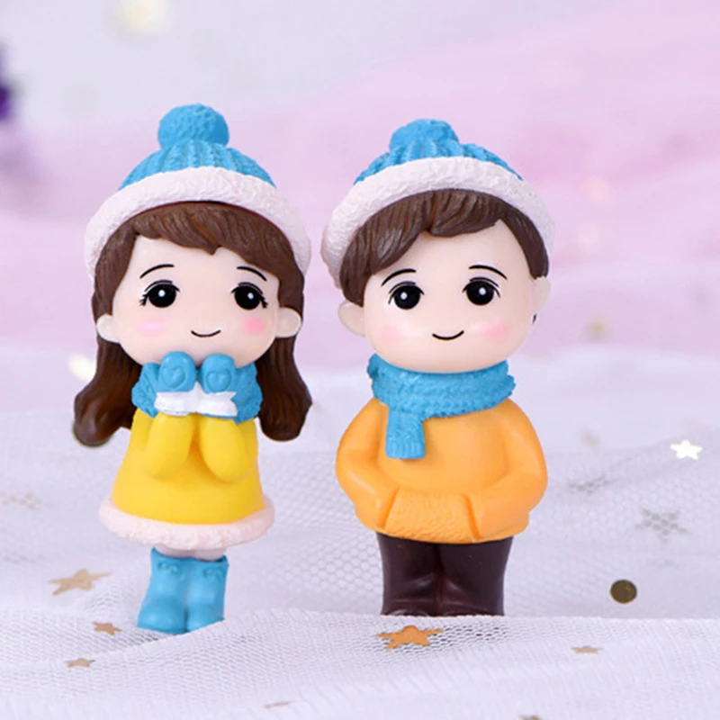 Winter Dress Lovers Boy Girl Studendt People Doll Toy Model Statue Figurine Ornament Miniatures DIY Home Decor 1pair
Winter Dress Lovers Boy Girl Studendt People Doll Toy Model Statue Figurine Ornament Miniatures DIY Home Decor 1pair