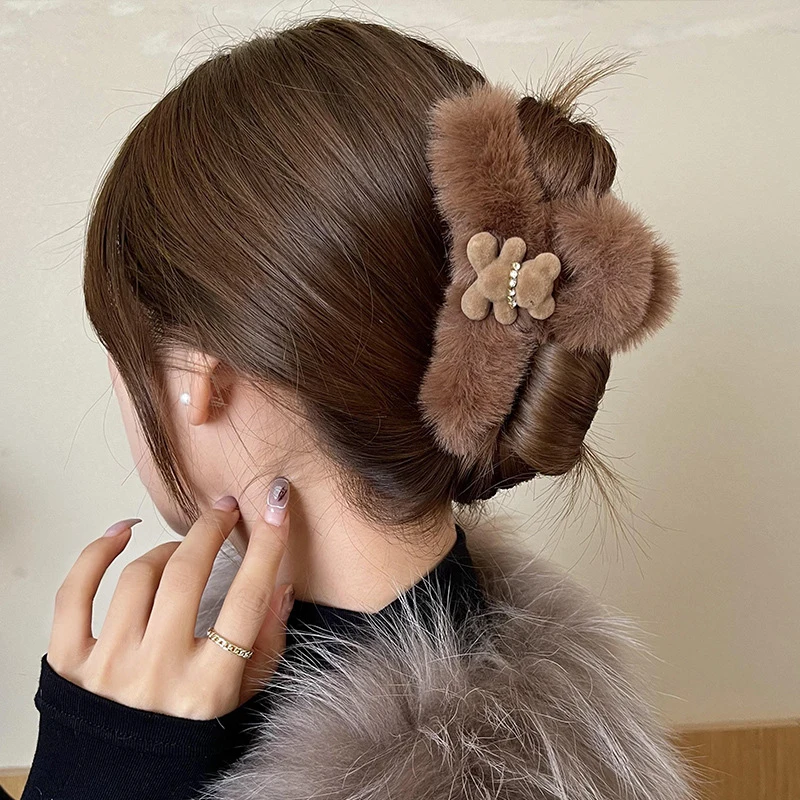 Soft Cute Bear Winter Plush Acrylic Hair Claw Clips Women Girls Large Korean Rabbit Fur Shark Hair Clip Hair Clip Hair Accessori
Soft Cute Bear Winter Plush Acrylic Hair Claw Clips Women Girls Large Korean Rabbit Fur Shark Hair Clip Hair Clip Hair Accessori