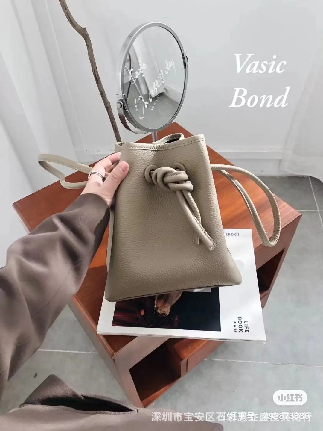 Button bucket bag women's Single Shoulder Messenger Bag portable advanced feeling bag foreign air straddle drawstring vasic bond
Button bucket bag women's Single Shoulder Messenger Bag portable advanced feeling bag foreign air straddle drawstring vasic bond