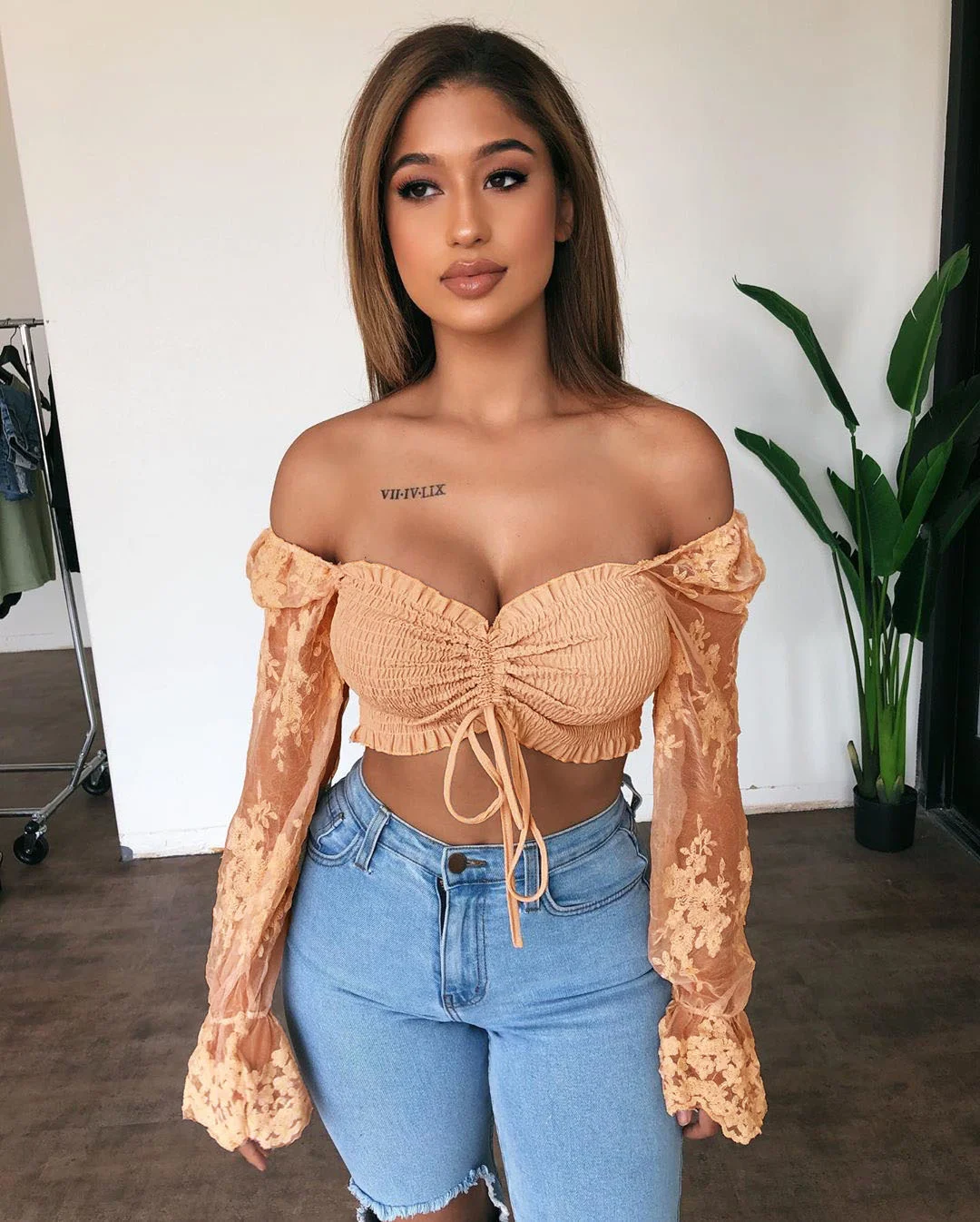 Блузка однотонная с цветочной вышивкой, длинным рукавом и открытыми плечами
Блузка однотонная с цветочной вышивкой, длинным рукавом и открытыми плечами