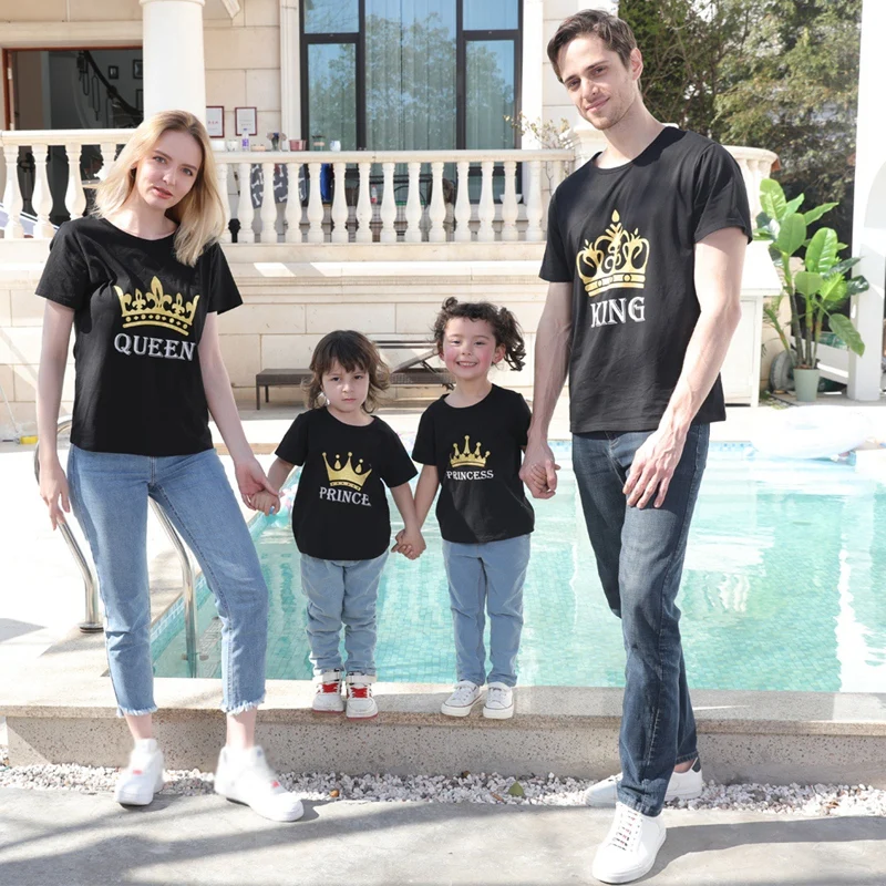 Baywell Summer King Queen Prince Princess Gold Crow Printed T shirts For Father Son Mother and Daughter Family Matching Clothes
Baywell Summer King Queen Prince Princess Gold Crow Printed T shirts For Father Son Mother and Daughter Family Matching Clothes