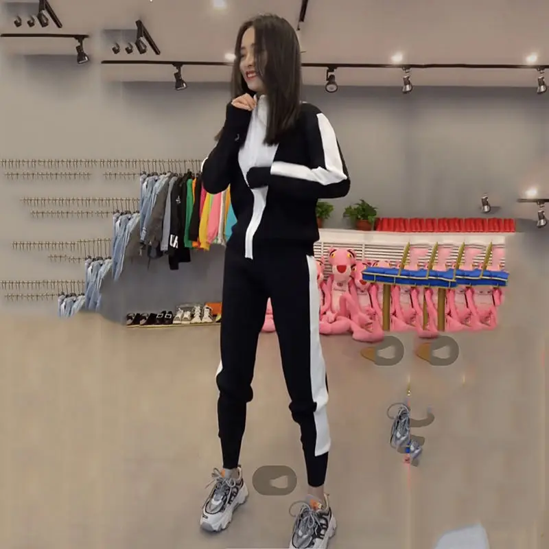 The same ice silk knitted suit women's contrast color stand collar color matching sweater pants two-piece set
The same ice silk knitted suit women's contrast color stand collar color matching sweater pants two-piece set