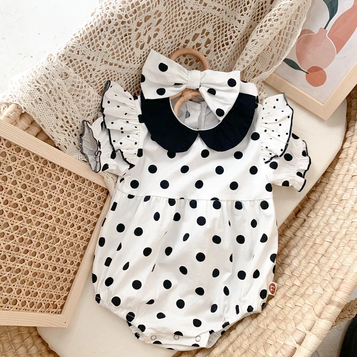 Baby Girls Summer Bodysuits Ruffle Sleeve Dot Print Infants Rompers with Bowknot Headband Newborn Children Onepieces
Baby Girls Summer Bodysuits Ruffle Sleeve Dot Print Infants Rompers with Bowknot Headband Newborn Children Onepieces