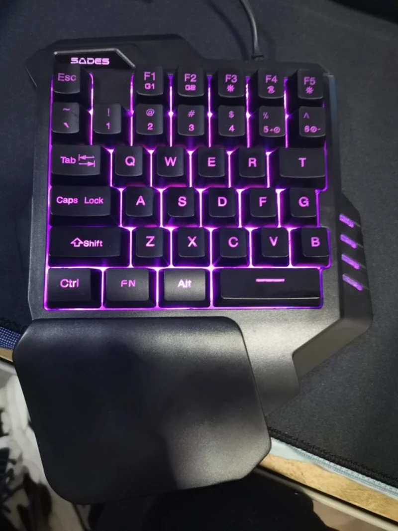 New SADES Revolver gaming Keyboard 35keys backlight single-handedly wired mini Mechanics game keyboard 
New SADES Revolver gaming Keyboard 35keys backlight single-handedly wired mini Mechanics game keyboard