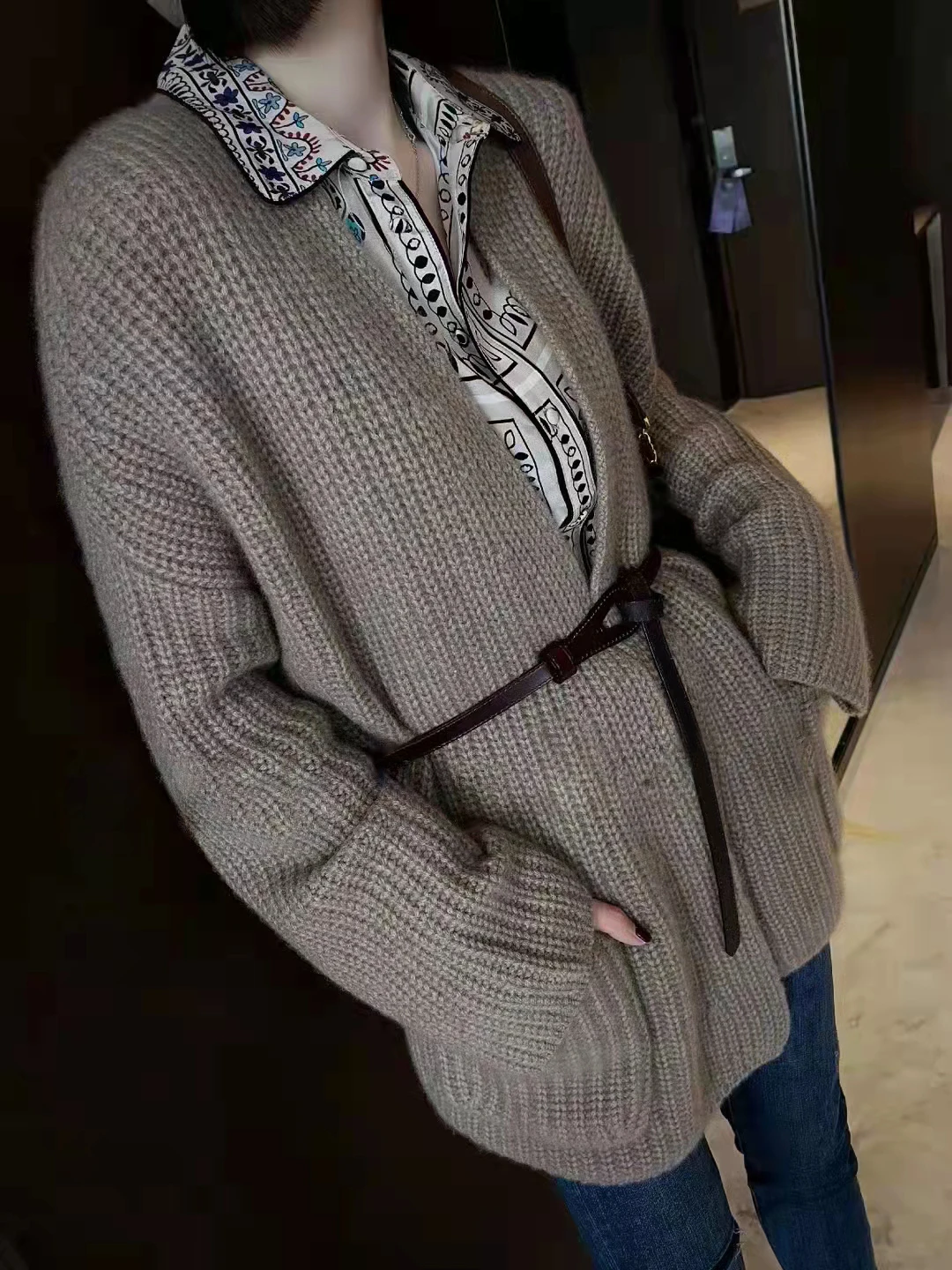 Thick loose cashmere cardigan women's casual solid color sweater Fall/winter 2021 V-neck belt 100% wool knitted jacket Tops hot 
Thick loose cashmere cardigan women's casual solid color sweater Fall/winter 2021 V-neck belt 100% wool knitted jacket Tops hot