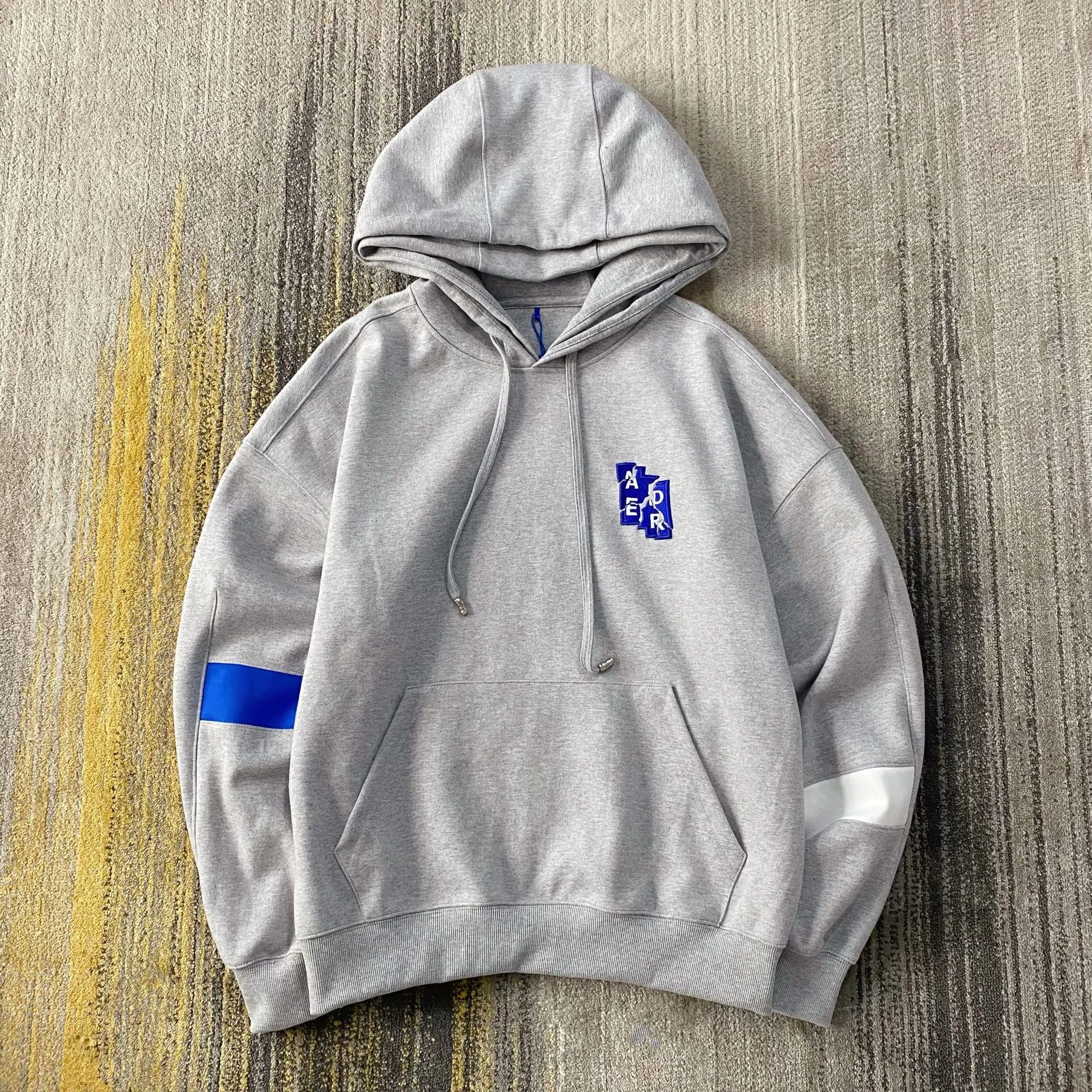 Женская толстовка с капюшоном, в стиле оверсайз
Женская толстовка с капюшоном, в стиле оверсайз