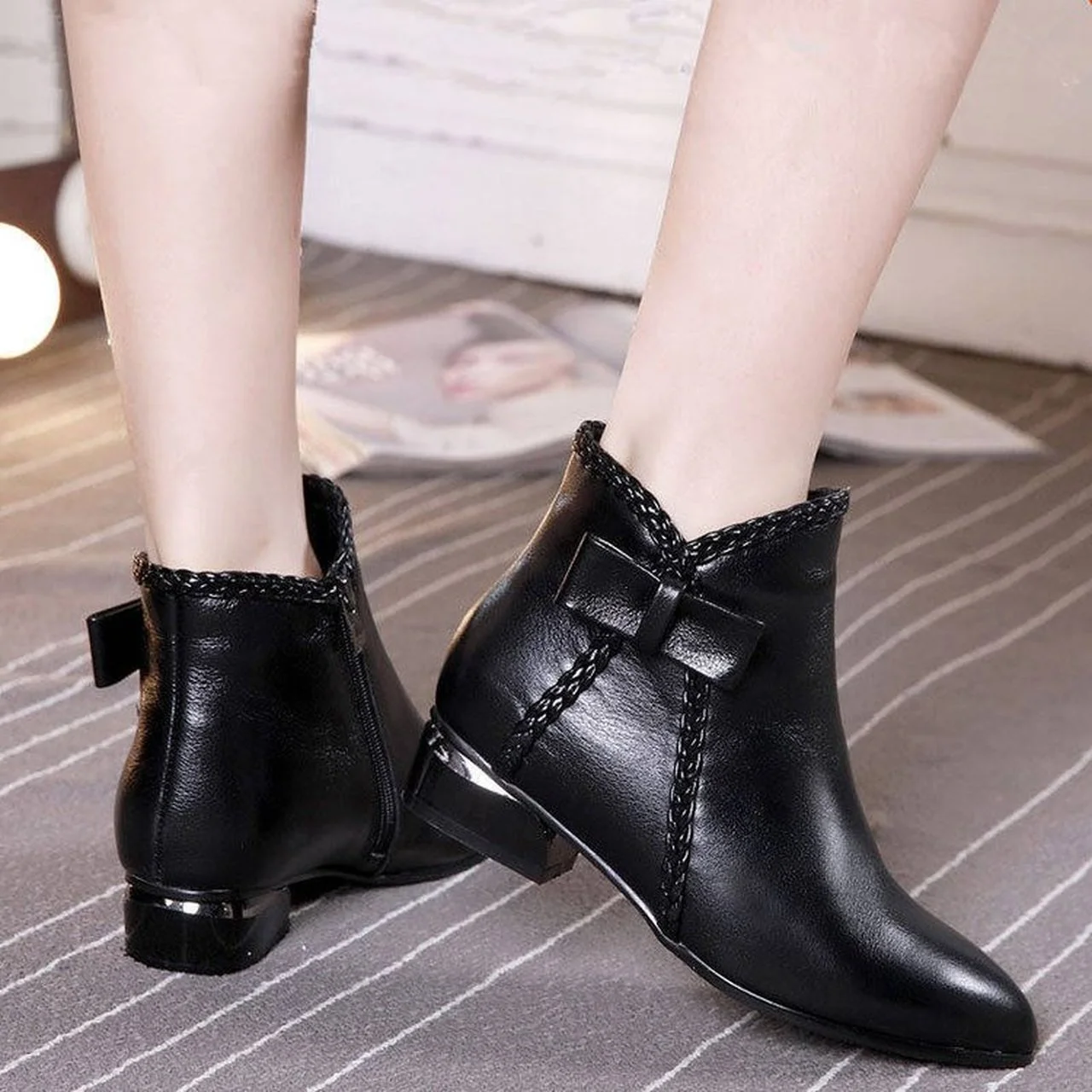 Large size Fashion Short Boots Women Buckle Decoration Shoes Thick Heel Pointed Winter Warm Ankle Boot Casual leather Boot
Large size Fashion Short Boots Women Buckle Decoration Shoes Thick Heel Pointed Winter Warm Ankle Boot Casual leather Boot