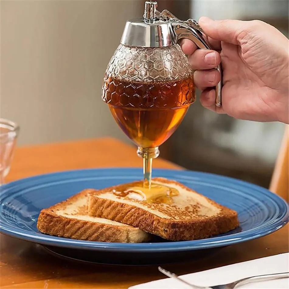 Hot Squeeze Bottle Honey Jar Container Bee Drip Dispenser Kettle Storage Pot Stand Holder Juice Syrup Cup Kitchen Accessories
Hot Squeeze Bottle Honey Jar Container Bee Drip Dispenser Kettle Storage Pot Stand Holder Juice Syrup Cup Kitchen Accessories