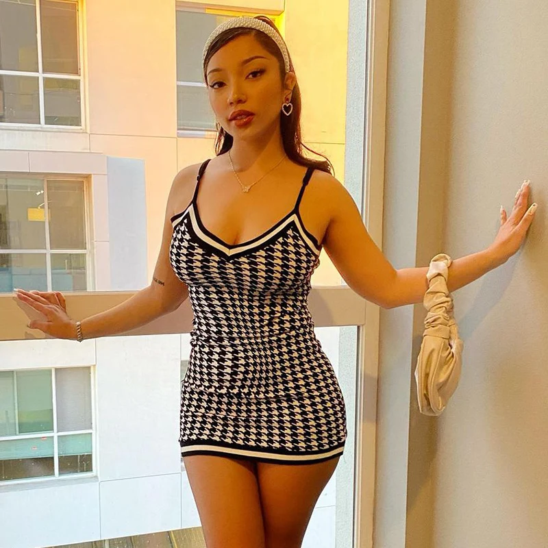 Women Summer V Neck Printed Bodycon Sexy Party Package Hip Tank Mini Dress Sundress 2021 Female Clothing Streetwear 
Women Summer V Neck Printed Bodycon Sexy Party Package Hip Tank Mini Dress Sundress 2021 Female Clothing Streetwear