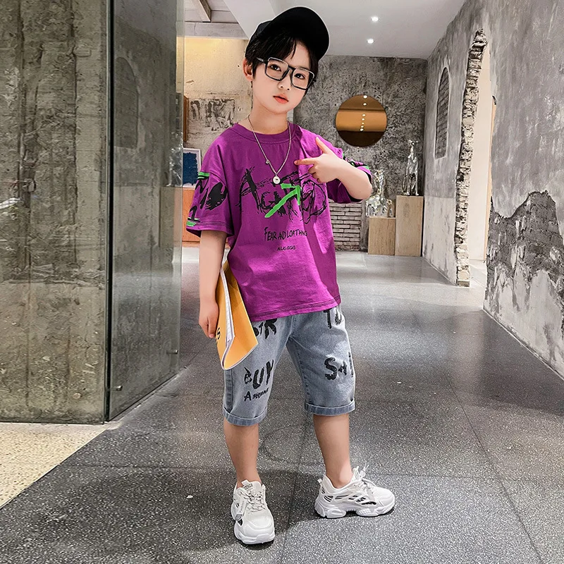 Boys Printing Two-piece Children's Casual Suit Big Kids Summer Fashion Letters Short-sleeved Letter Printing Five-point Pants 
Boys Printing Two-piece Children's Casual Suit Big Kids Summer Fashion Letters Short-sleeved Letter Printing Five-point Pants