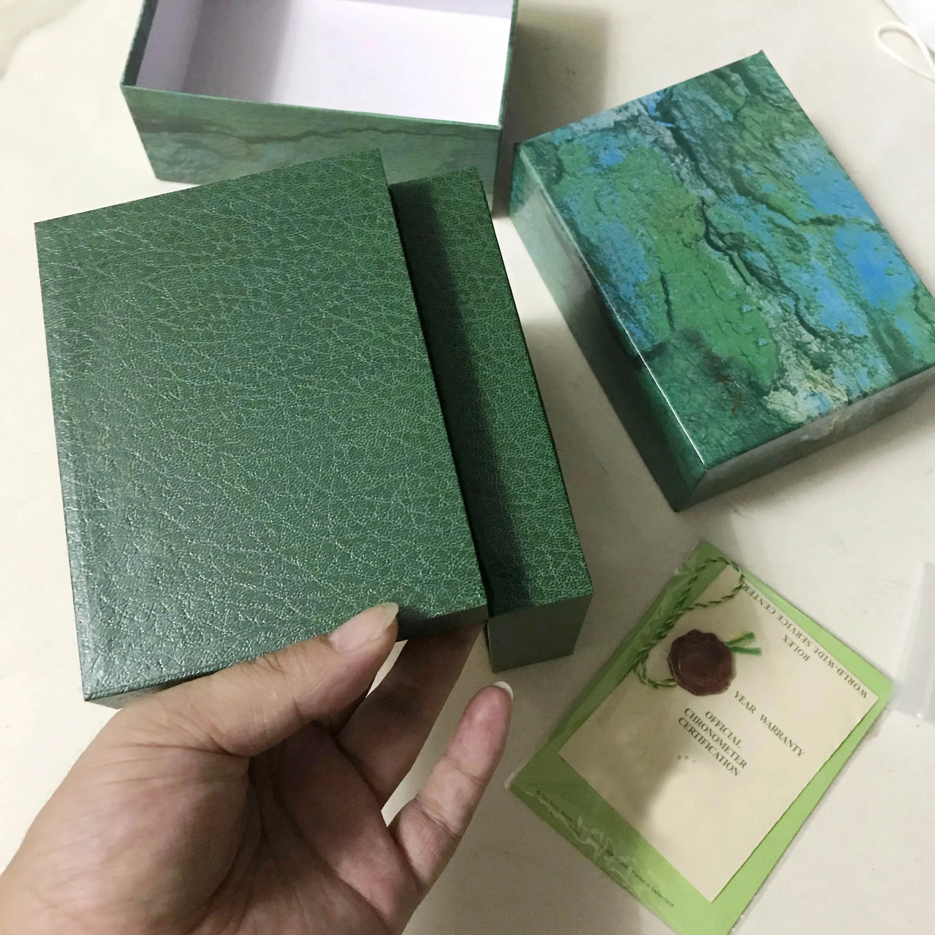 Wholesale high-quality green watch box with rollable paper cards and papers One-to-one replication Rolexable
Wholesale high-quality green watch box with rollable paper cards and papers One-to-one replication Rolexable