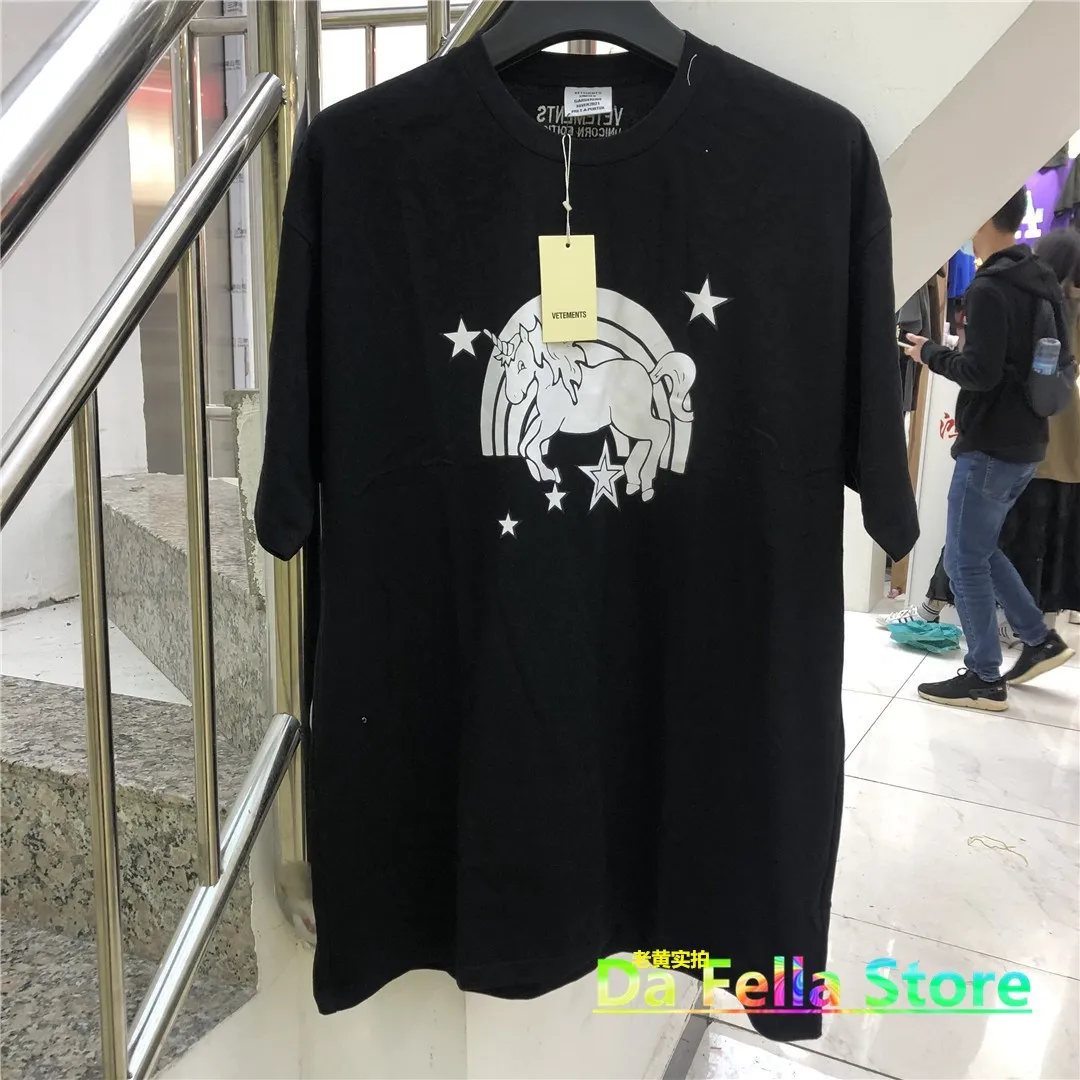 Black VETEMENTS Unicorn Magic T-Shirt 2021SS Men Women Text RAINBOWS Graphic Print VETEMENTS Tee Oversize VTM Tops Short Sleeve
Black VETEMENTS Unicorn Magic T-Shirt 2021SS Men Women Text RAINBOWS Graphic Print VETEMENTS Tee Oversize VTM Tops Short Sleeve