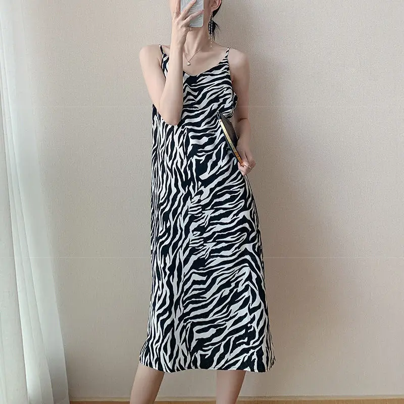 Summer Tibetan meat women's large size zebra pattern dress women's slimming age reduction fashionable condole belt long skirt
Summer Tibetan meat women's large size zebra pattern dress women's slimming age reduction fashionable condole belt long skirt