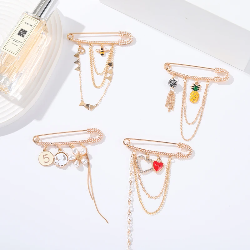 XEDZ Zinc Alloy Zircon Flower Heatr Clip Brooch Fashion Digital Pineapple Tassel Lapel Badge Bags Accessories Women Jewelry Gift
XEDZ Zinc Alloy Zircon Flower Heatr Clip Brooch Fashion Digital Pineapple Tassel Lapel Badge Bags Accessories Women Jewelry Gift