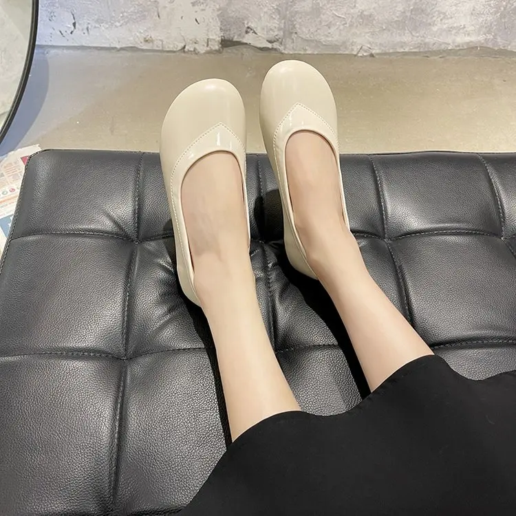 Autumn new Korean spring and autumn flat shoes patent leather women's shoes casual and comfortable single shoes
Autumn new Korean spring and autumn flat shoes patent leather women's shoes casual and comfortable single shoes