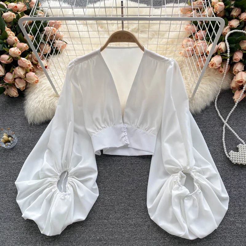 Женская блузка с глубоким V-образным вырезом, на пуговицах
Женская блузка с глубоким V-образным вырезом, на пуговицах