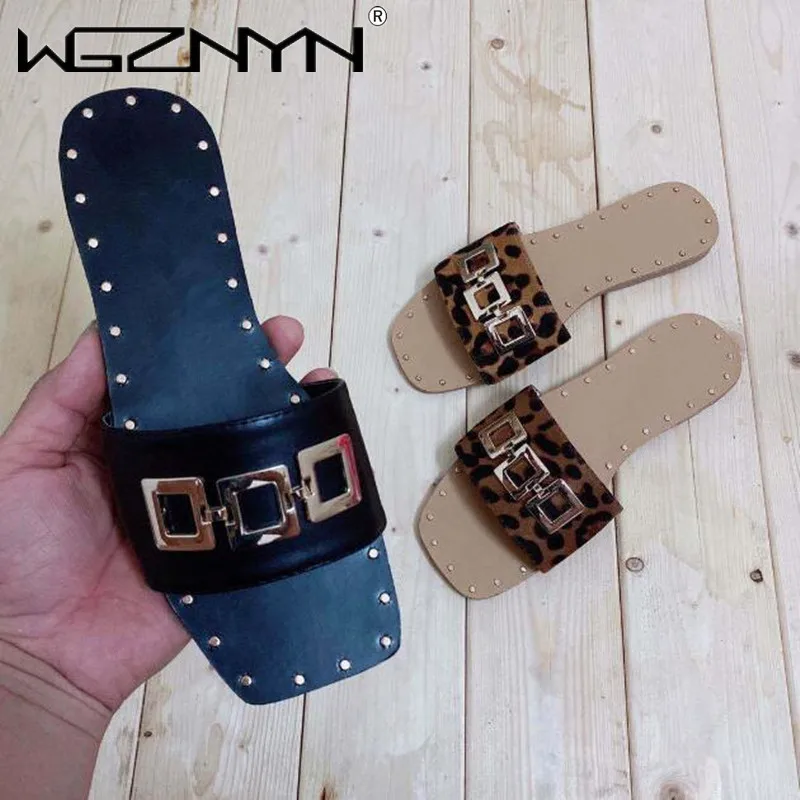 Luxury Trend Designer Women Outside Slippers Metal Decoration Open Toe Flat Slides Beach Fashion Leisure Shoes Ladies Female
Luxury Trend Designer Women Outside Slippers Metal Decoration Open Toe Flat Slides Beach Fashion Leisure Shoes Ladies Female