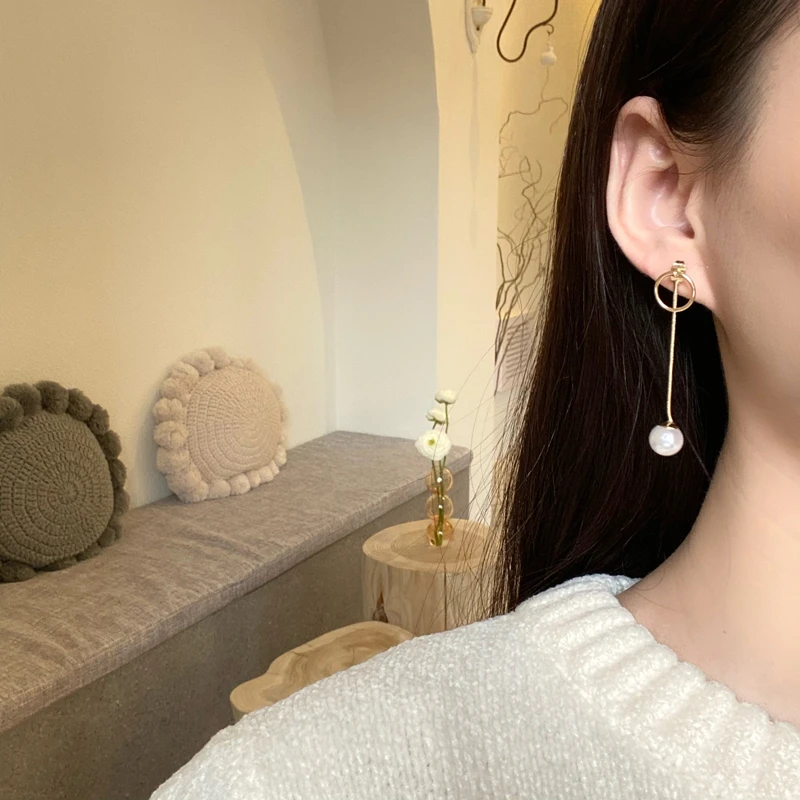 Modern Jewelry New Asymmetrical Earrings Hot Selling Single Chain Metal Circle Simulated Pearl Earrings For Women Girl Gifts
Modern Jewelry New Asymmetrical Earrings Hot Selling Single Chain Metal Circle Simulated Pearl Earrings For Women Girl Gifts