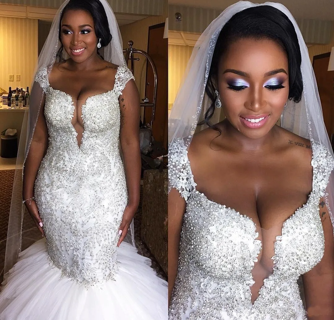 Свадебное платье с юбкой-годе, с рукавами-крылышками и бусинами
Свадебное платье с юбкой-годе, с рукавами-крылышками и бусинами