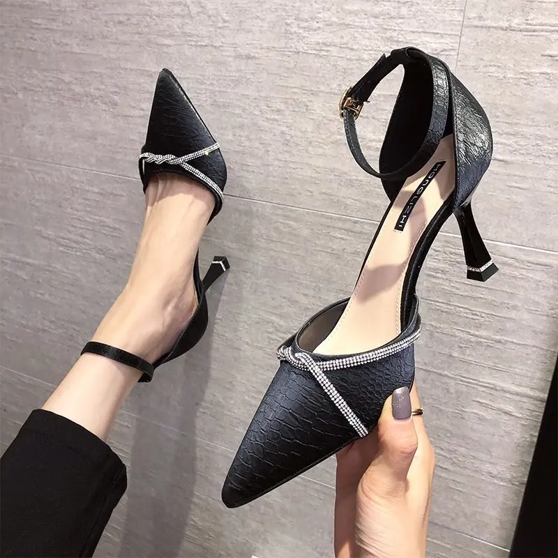 2021 elegant and fashionable one-word buckle high heels female stiletto pointed toe spring new French Baotou rhinestone sandals
2021 elegant and fashionable one-word buckle high heels female stiletto pointed toe spring new French Baotou rhinestone sandals