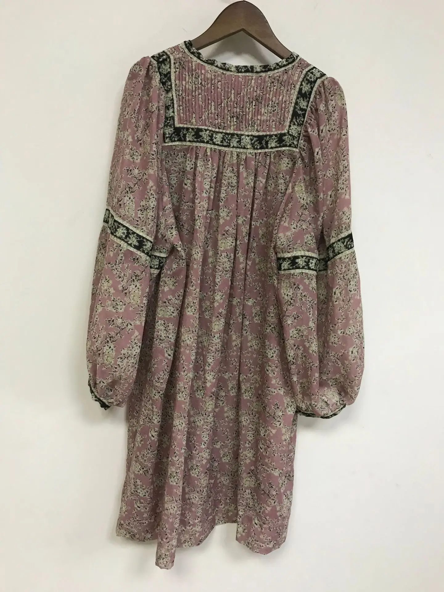2021 Spring / Summer New Floral Printing V-neck vintage Lantern Sleeve Loose Two-piece Female Mini Dress
2021 Spring / Summer New Floral Printing V-neck vintage Lantern Sleeve Loose Two-piece Female Mini Dress