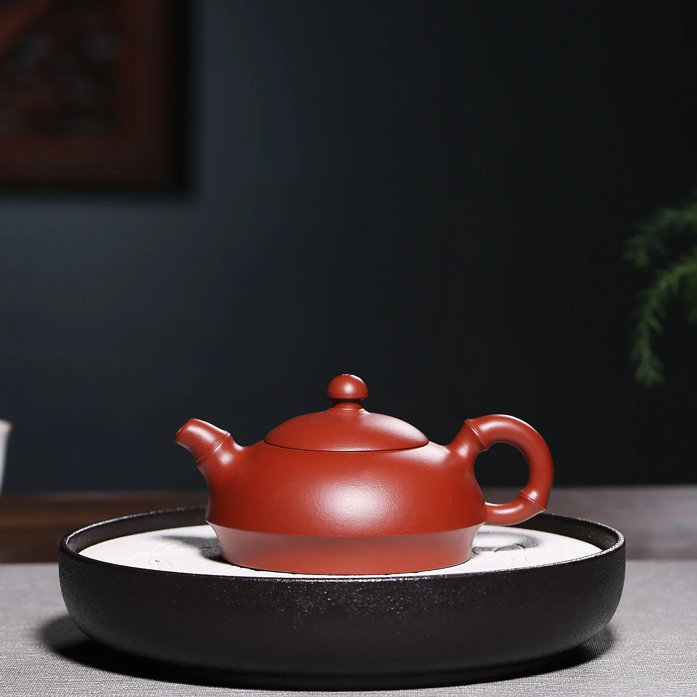 Yixing raw mine purple clay teapot manual teapot bamboo half moon purple clay tea set purple sand goods
Yixing raw mine purple clay teapot manual teapot bamboo half moon purple clay tea set purple sand goods