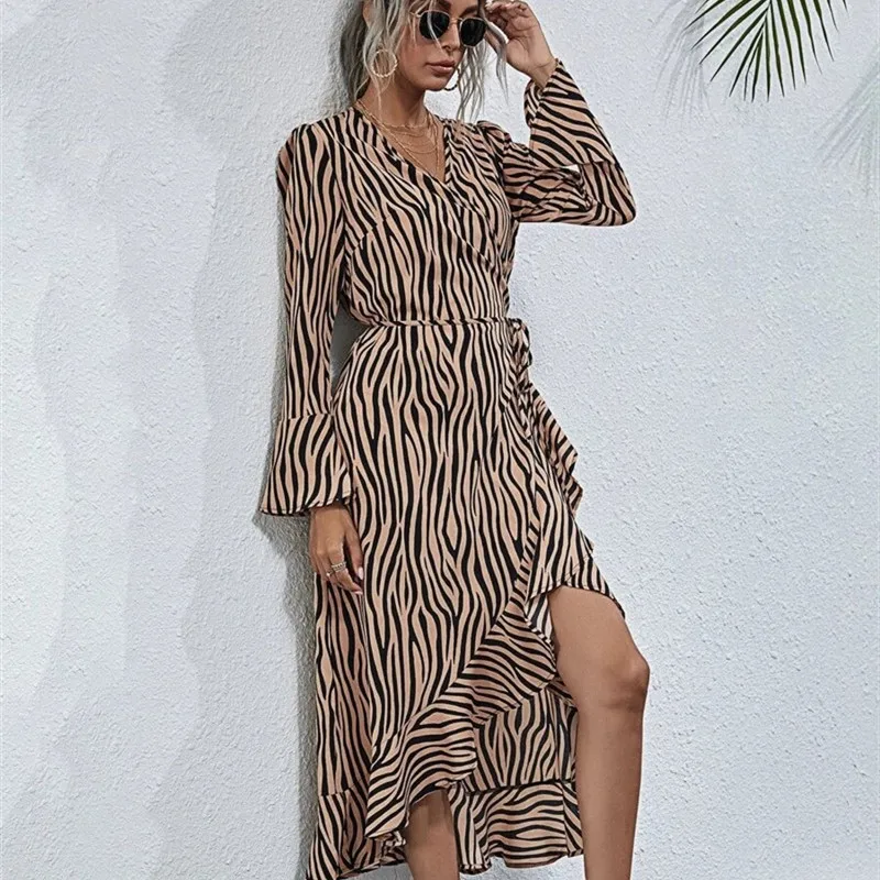 Vintage Print Women Dress 2020 Autumn Fashion V-neck Flare Sleeves Slim Long Dress
Vintage Print Women Dress 2020 Autumn Fashion V-neck Flare Sleeves Slim Long Dress