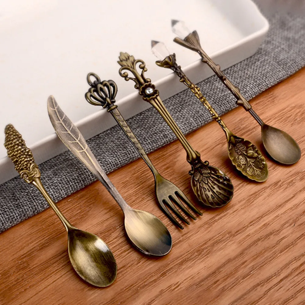6pcs/Set Vintage Mini Spoons Fork Set Retro Carved Coffee Dessert Spoons And Fork Royal Style Metal Coffee Spoon Fork Teaspoon
6pcs/Set Vintage Mini Spoons Fork Set Retro Carved Coffee Dessert Spoons And Fork Royal Style Metal Coffee Spoon Fork Teaspoon