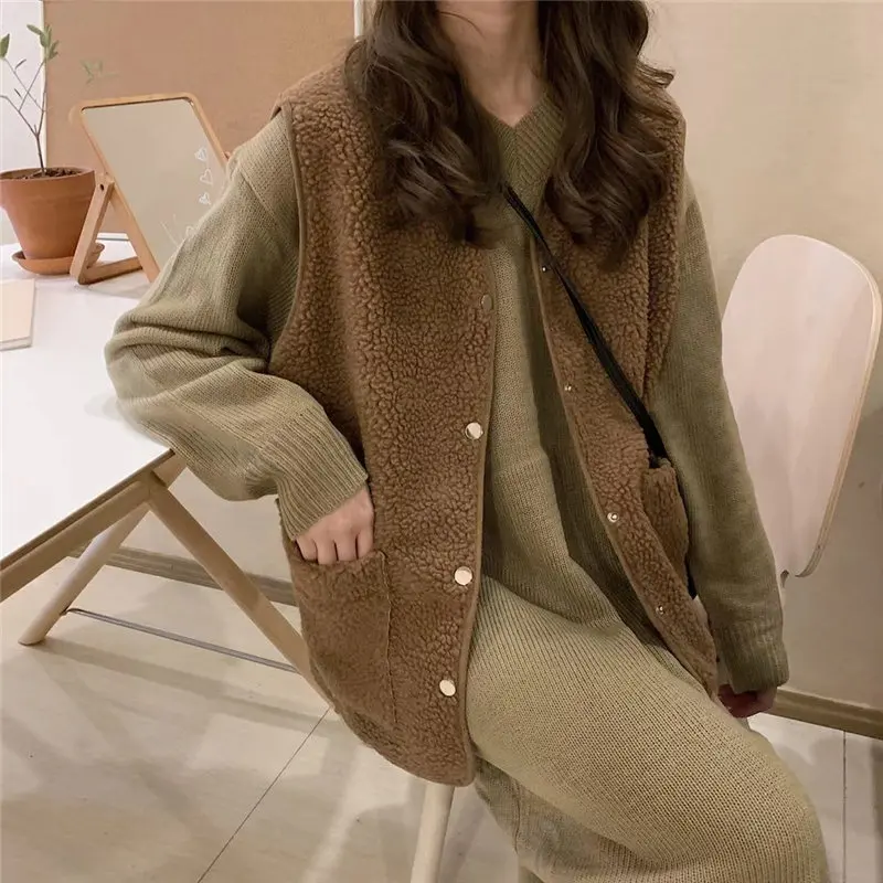 2021 Warm Girls Loose Hot Autumn Vest Casual Cardigans Stylish Women Sleeveless All Match Fresh Brief Vintage Coat
2021 Warm Girls Loose Hot Autumn Vest Casual Cardigans Stylish Women Sleeveless All Match Fresh Brief Vintage Coat