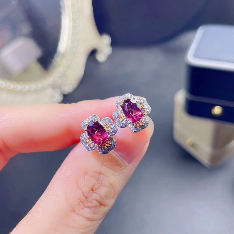 Gemicro Jewellery Pure Natural Magnesia-Aluminum Fresh Style Garnet Earring with Gem Stone Size of 5*7mm and 925 Sterling Silver
Gemicro Jewellery Pure Natural Magnesia-Aluminum Fresh Style Garnet Earring with Gem Stone Size of 5*7mm and 925 Sterling Silver