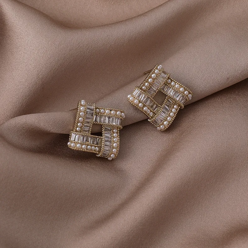 Fashion Metal Copper Square Imitation Pearl Zircon Earrings Women's Popular Retro Stud Earrings Party Accessories
Fashion Metal Copper Square Imitation Pearl Zircon Earrings Women's Popular Retro Stud Earrings Party Accessories