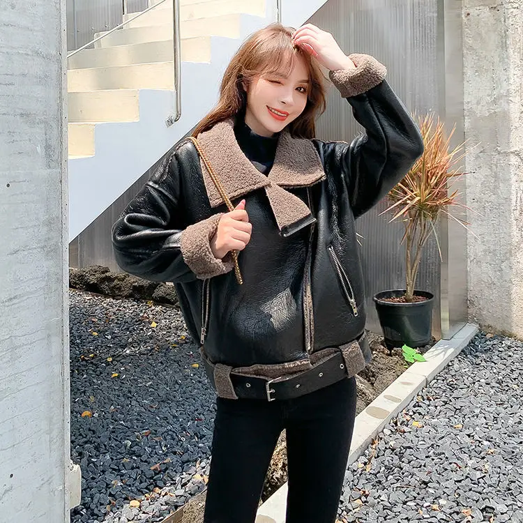 Women 2021 Winter Long Sleeved Loose Belt Warm Jacket Female Faux Lamb Wool Thickened Locomotive Lapel Coat Short Jackets D416
Women 2021 Winter Long Sleeved Loose Belt Warm Jacket Female Faux Lamb Wool Thickened Locomotive Lapel Coat Short Jackets D416