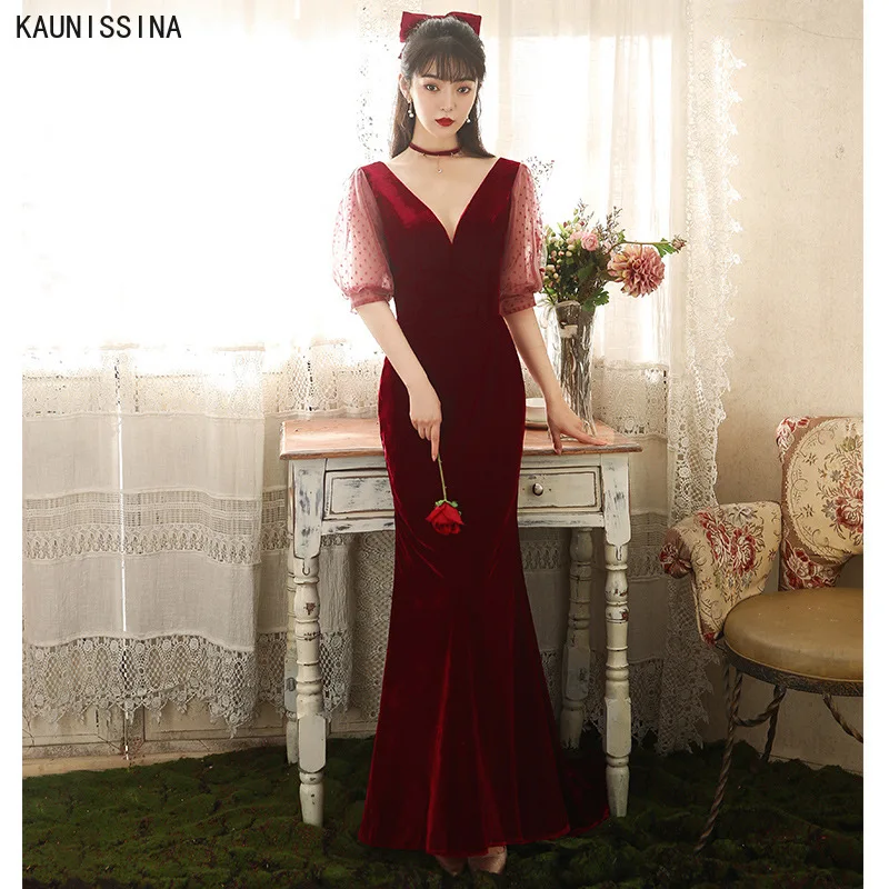 Длинное вечернее платье-Русалка с V-образным вырезом и шлейфом
Длинное вечернее платье-Русалка с V-образным вырезом и шлейфом