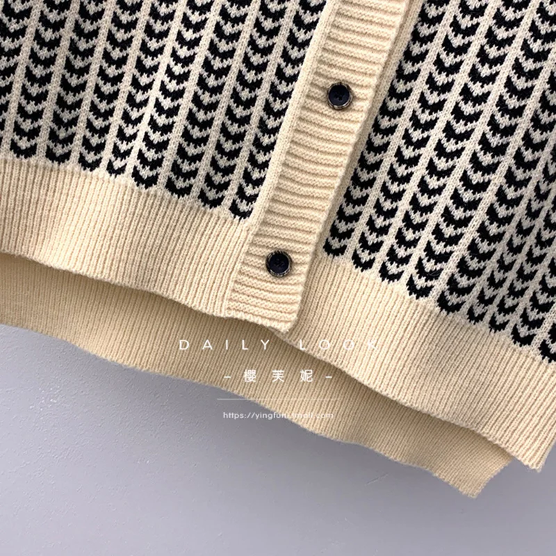 Fashion Sleeveless Vest Sweater Women Single-Breasted Casual V Neck Knitted Sweater Winter Cute Korean Sweaters 2021 New s1065
Fashion Sleeveless Vest Sweater Women Single-Breasted Casual V Neck Knitted Sweater Winter Cute Korean Sweaters 2021 New s1065