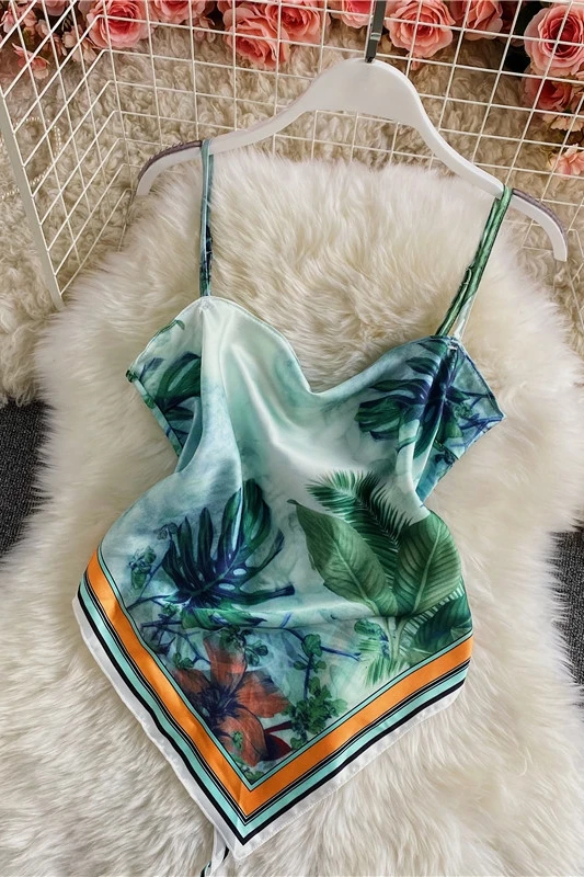 Woman suspenders fashion print back knotted summer seaside beach vacation vest fashion sleeveless halter top 
Woman suspenders fashion print back knotted summer seaside beach vacation vest fashion sleeveless halter top