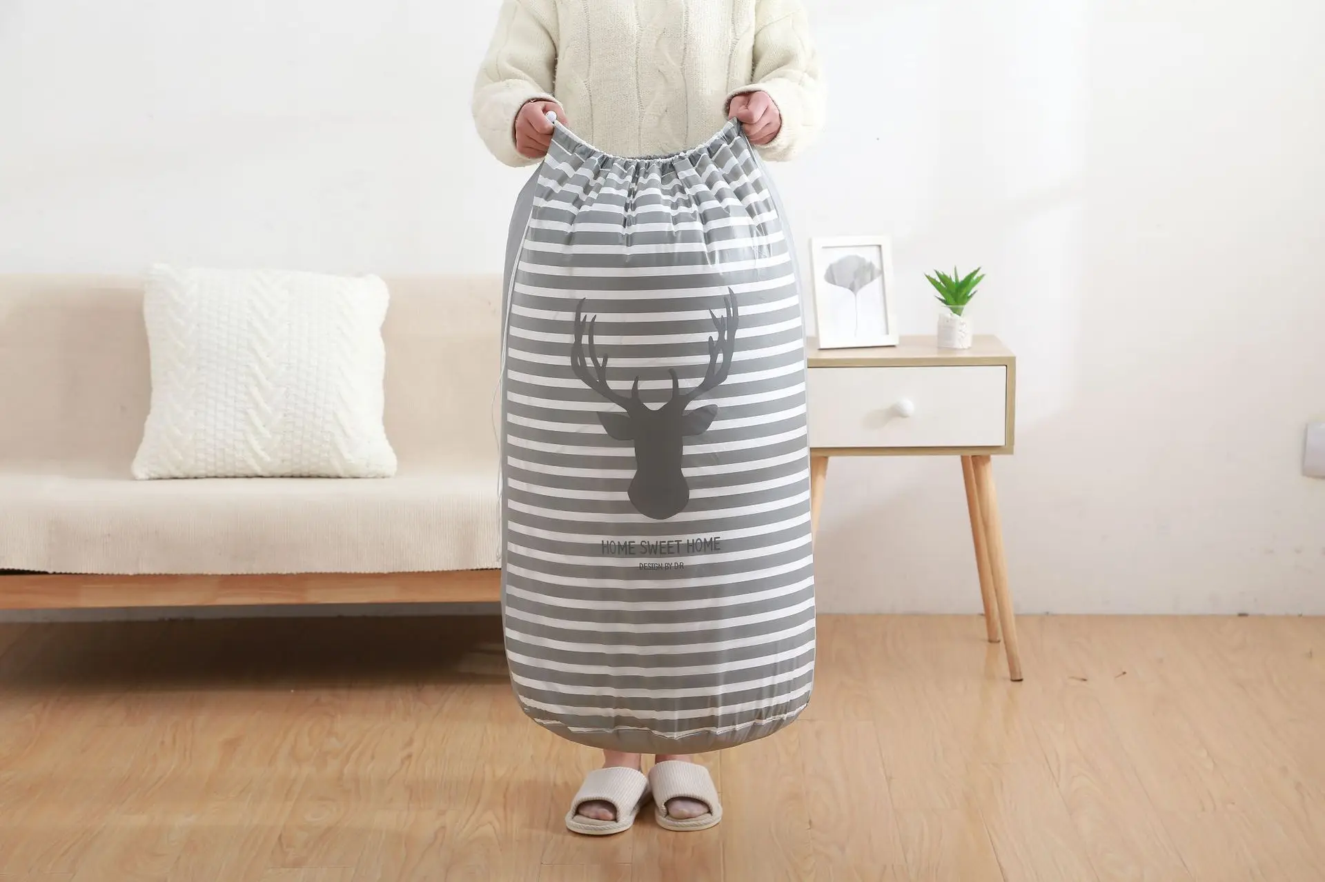 Quilt dust bag round drawstring quilt storage bag moisture-proof and waterproof moving bag
Quilt dust bag round drawstring quilt storage bag moisture-proof and waterproof moving bag