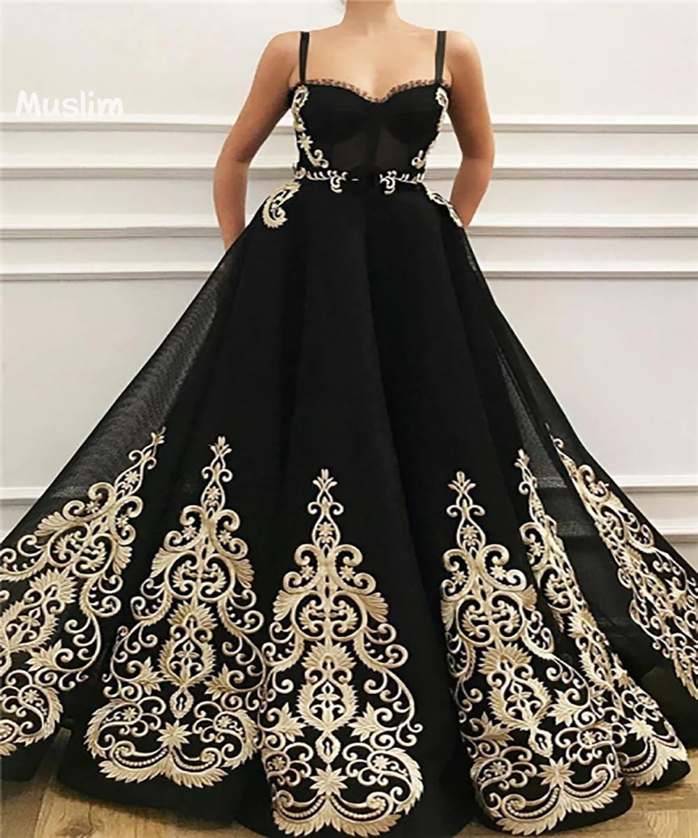 Sexy Black Floor Length Evening Dress 2022 Spaghetti Straps Gold Appliques A Line Dinner Prom Dresses Plus Size Dubai Party Gown
Sexy Black Floor Length Evening Dress 2022 Spaghetti Straps Gold Appliques A Line Dinner Prom Dresses Plus Size Dubai Party Gown