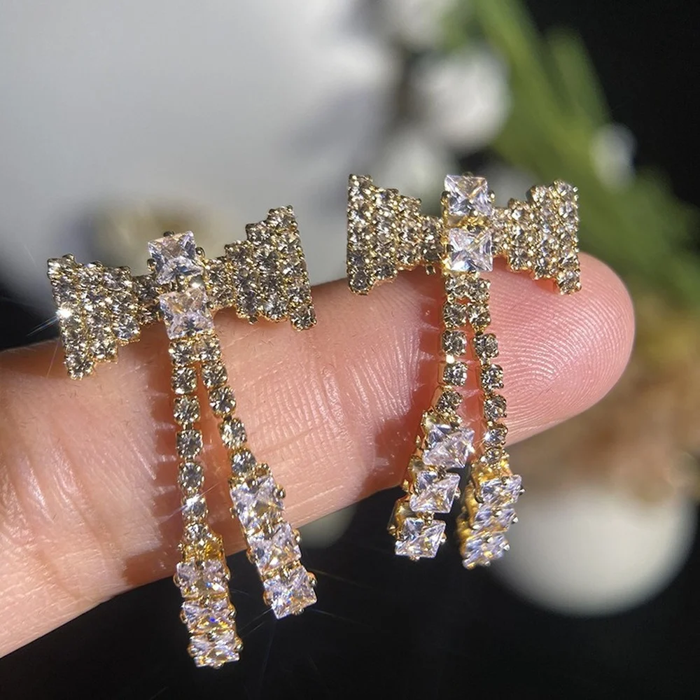 Женские серьги-подвески из серебра пробы с кристаллами
Женские серьги-подвески из серебра пробы с кристаллами