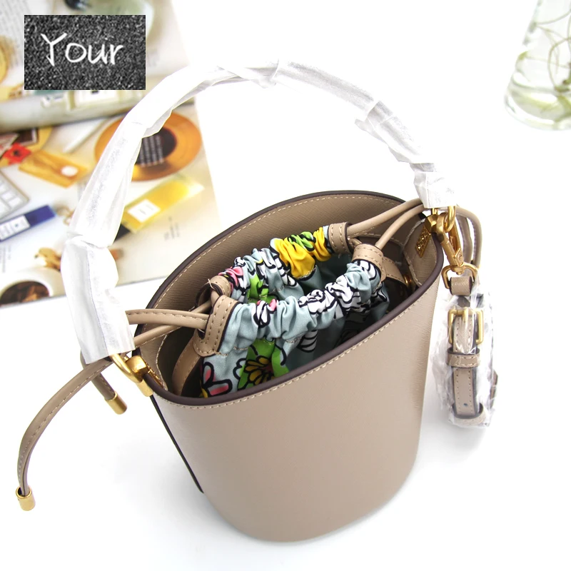 2021TB New Bucket Bag Leather Two-Layer Cowhide Floral Cloth Liner Fashion Ladies One-Shoulder Messenger Portable All-Match
2021TB New Bucket Bag Leather Two-Layer Cowhide Floral Cloth Liner Fashion Ladies One-Shoulder Messenger Portable All-Match