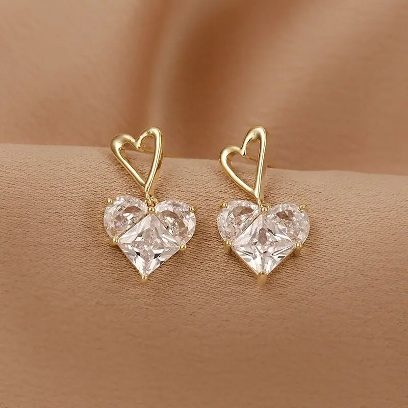 2021 New Design Luxury Transparent Crystal Heart Stud Earrings Fashion Sweet Love Earrings for Woman Wedding Jewelry Accessories
2021 New Design Luxury Transparent Crystal Heart Stud Earrings Fashion Sweet Love Earrings for Woman Wedding Jewelry Accessories